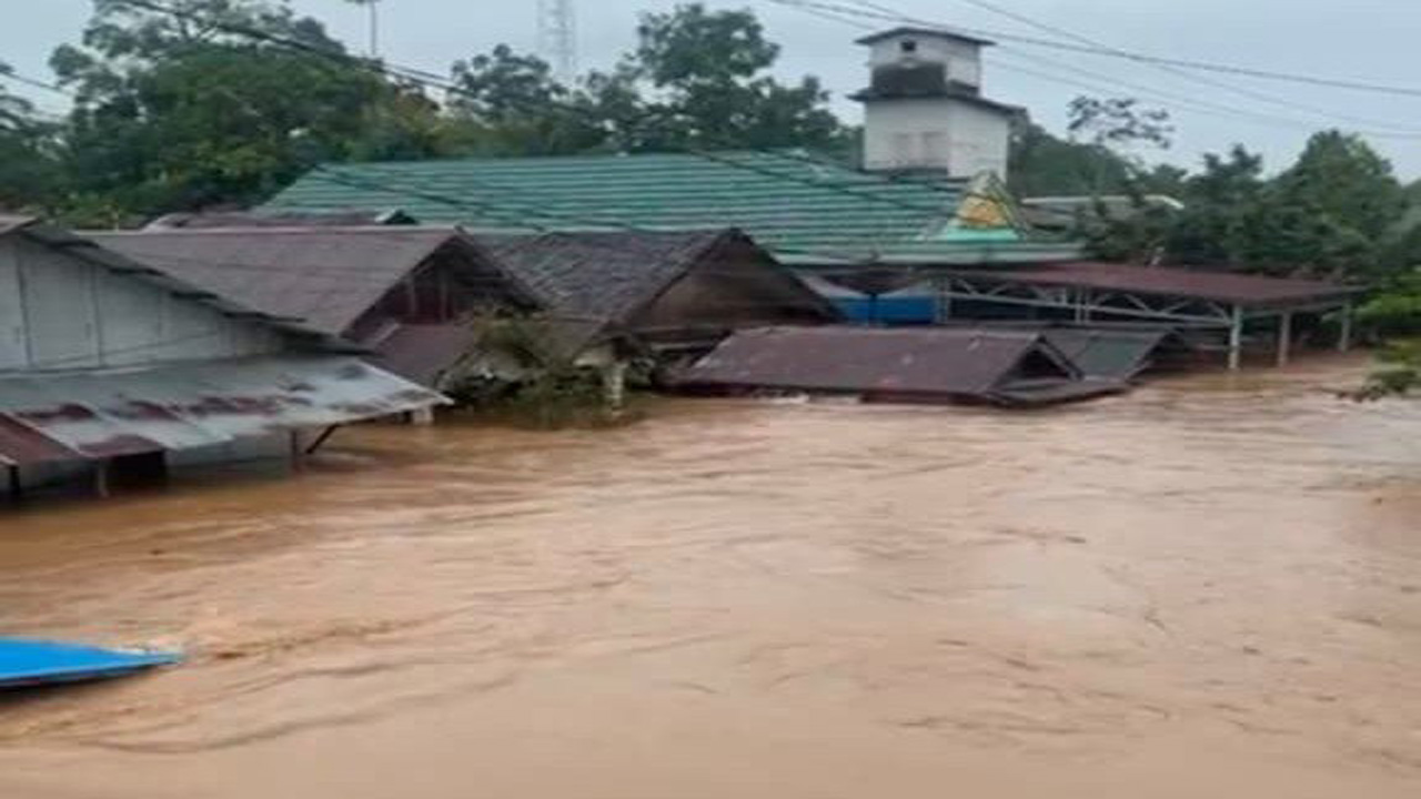 Banjir Bandang Melanda Balangan, Ketinggian Air Capai Atap Rumah Warga