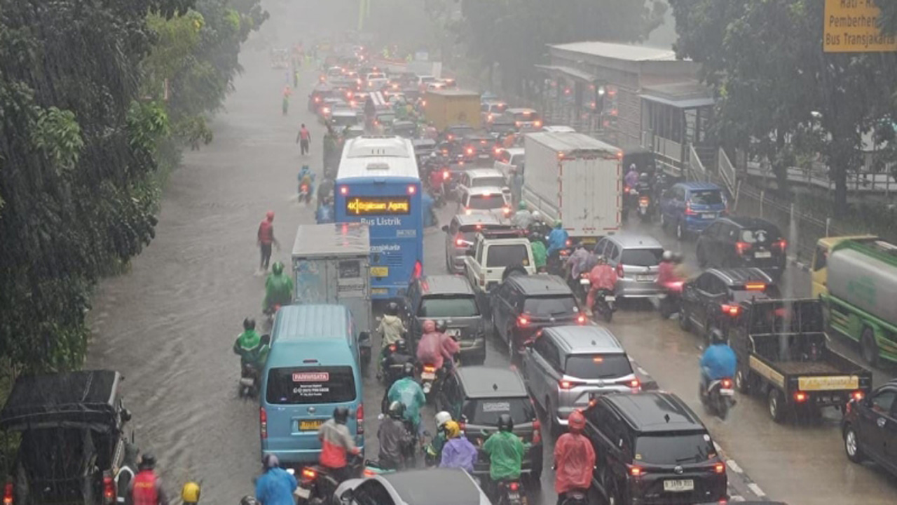 Banjir 35 Cm Rendam Cawang, Kendaraan Menumpuk di Ruas Jalan DI Panjaitan