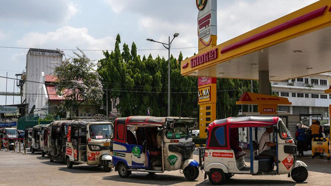 Krisis Solar di Myanmar: Petani Rela Antre Hingga Menginap Demi Bertahan Hidup