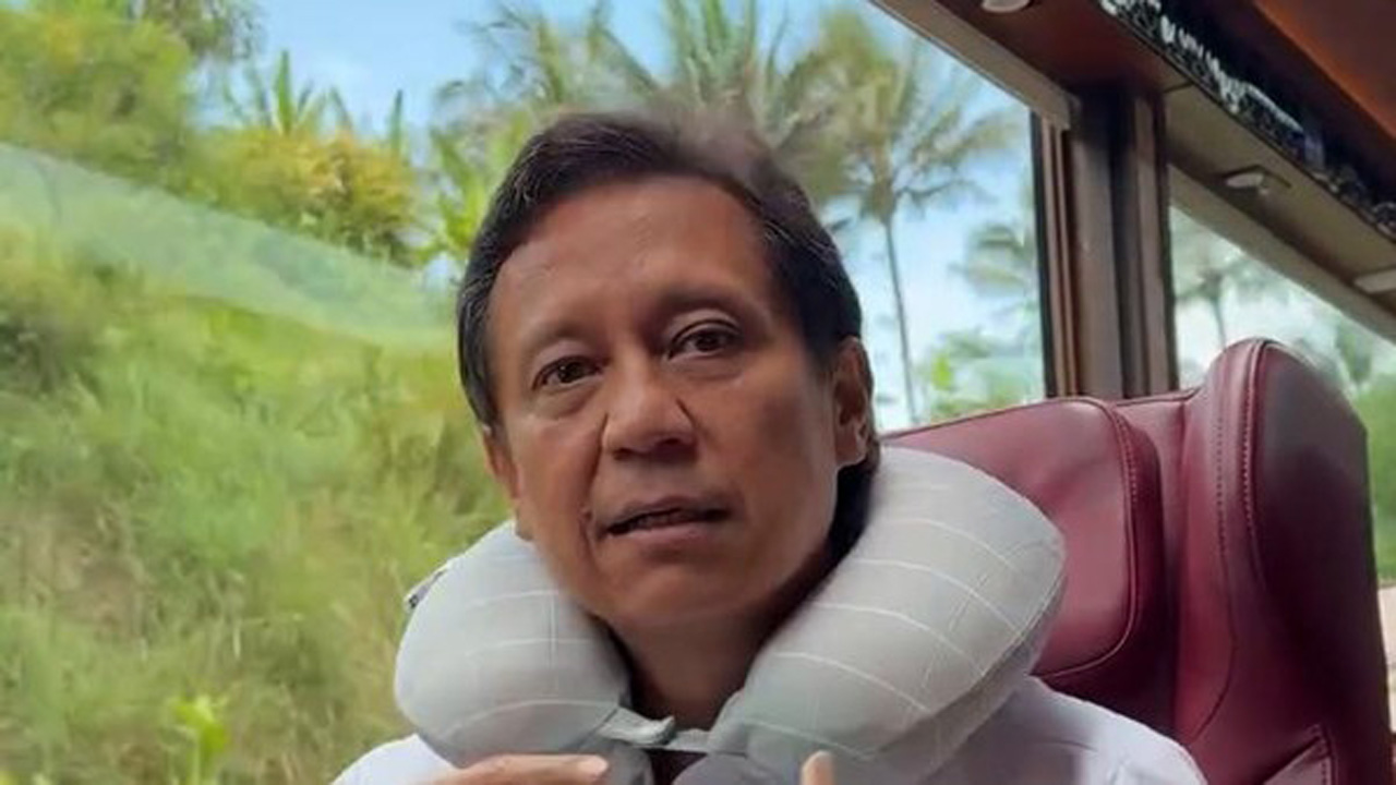Menkes Budi Gunadi Sadikin Ungkap Cara Tepat Memakai Bantal Leher untuk Tidur yang Nyaman