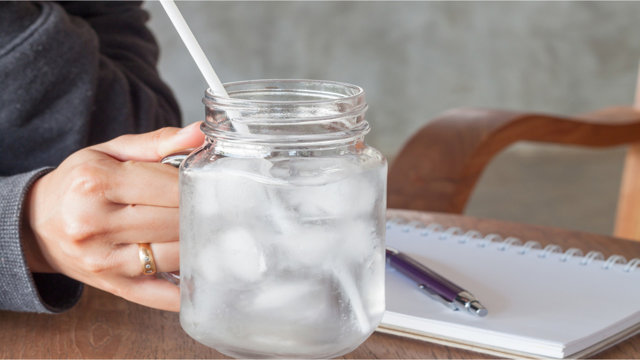 Apakah Minum Air Es Bisa Mengganggu Pencernaan? Simak Penjelasan Dokter
